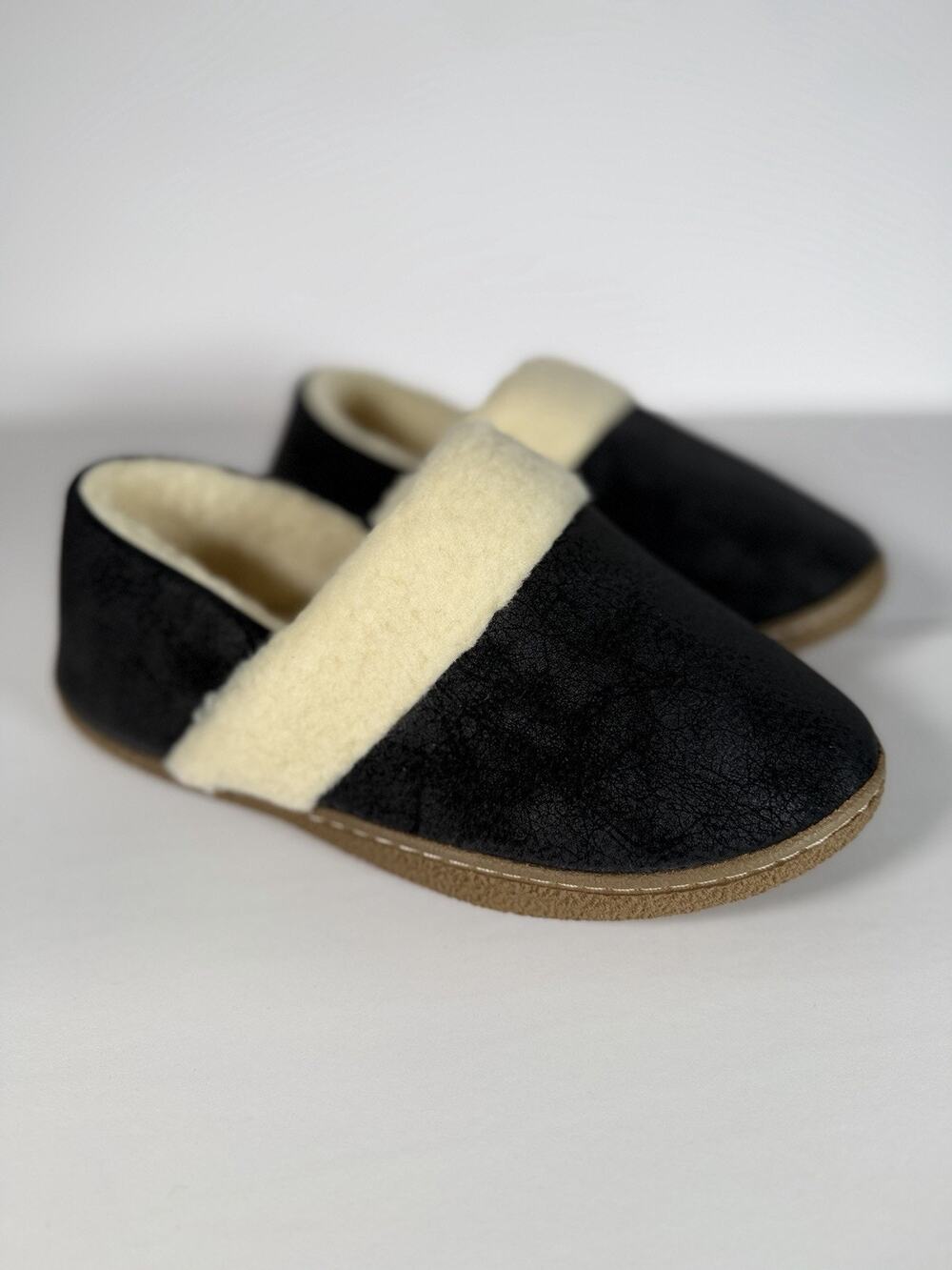 NWOB Zizor Women’s Black Memory Foam Fleece Lined Slipper Size 6